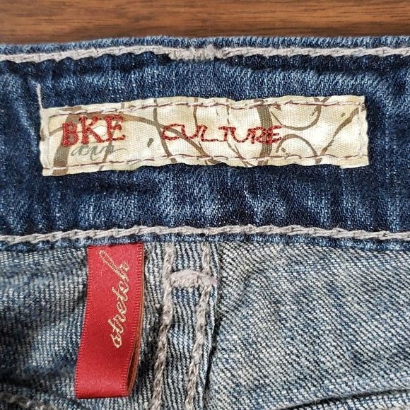 BKE Culture Straight Stretch Distressed Capri Crop Women’s size 29 - Picture 7 of 9